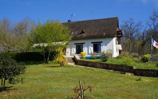 Charming Périgord-style house nestled in the Isle valley.