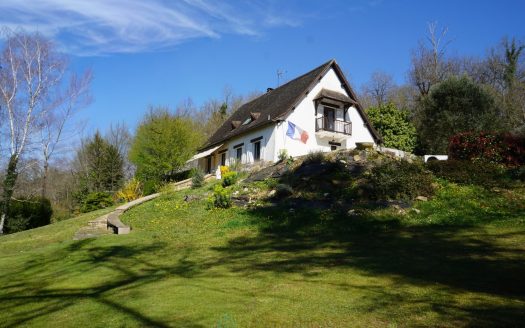 Charming Périgord-style house nestled in the Isle valley.