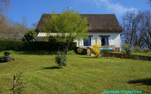 Charming Périgord-style house nestled in the Isle valley.
