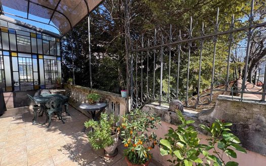 Manor House: Elegance, Comfort, and Garden