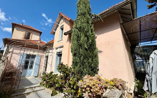 Manor House: Elegance, Comfort, and Garden