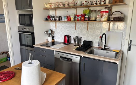 Lovely 2 bedroomed bungolow end of a quiet street with lovely views.