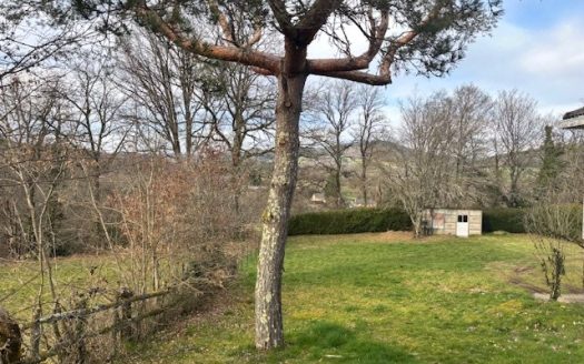 Lovely 2 bedroomed bungolow end of a quiet street with lovely views.