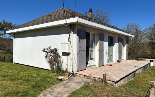 Lovely 2 bedroomed bungolow end of a quiet street with lovely views.