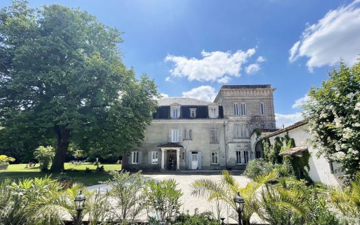 18TH-CENTURY CHATEAU WITH OUTBUILDINGS AND INDEPENDENT GUEST HOUSE ON A 2-HECTARE PARK