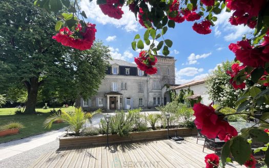 18TH-CENTURY CHATEAU WITH OUTBUILDINGS AND INDEPENDENT GUEST HOUSE ON A 2-HECTARE PARK