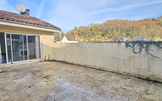 Building with a 147 sqm apartment and a 180 sqm multipurpose space in Sarlat