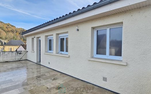 Building with a 147 sqm apartment and a 180 sqm multipurpose space in Sarlat