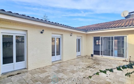 Building with a 147 sqm apartment and a 180 sqm multipurpose space in Sarlat