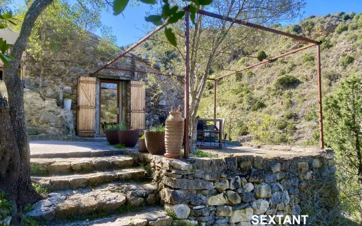 Renovated bergerie with several terraces and an eco-friendly pool.