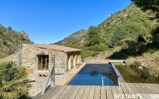 Renovated bergerie with several terraces and an eco-friendly pool.