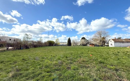 Beautiful 666sqm serviced plot of land