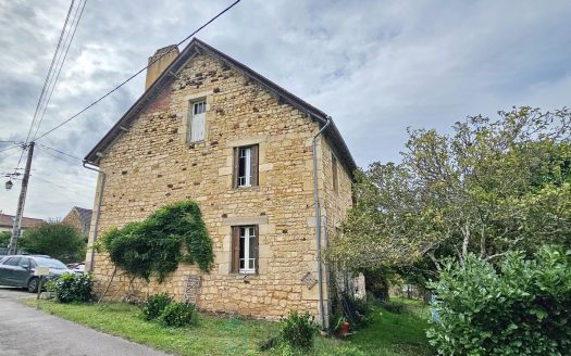 Semi-detached house of 130 sqm in Cénac-et-Saint-Julien on 1193 sqm of land.