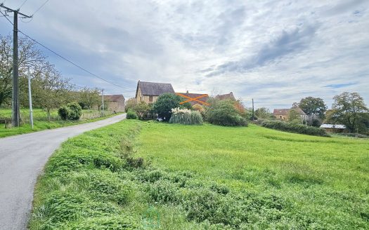 Semi-detached house of 130 sqm in Cénac-et-Saint-Julien on 1193 sqm of land.