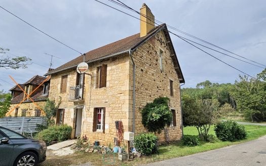 Semi-detached house of 130 sqm in Cénac-et-Saint-Julien on 1193 sqm of land.