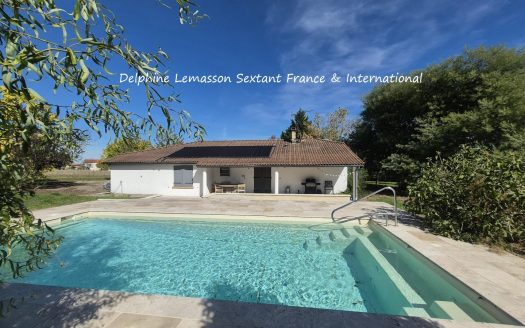 Charming Single-Storey home with Heated Pool & Large Garden, close to Amenities