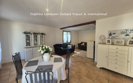 Charming Single-Storey home with Heated Pool & Large Garden, close to Amenities