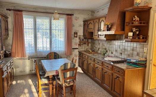 Village house, 3 bedrooms, nice garden, garage. Must see!