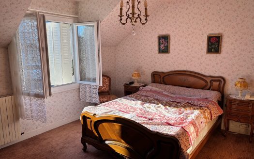 Village house, 3 bedrooms, nice garden, garage. Must see!