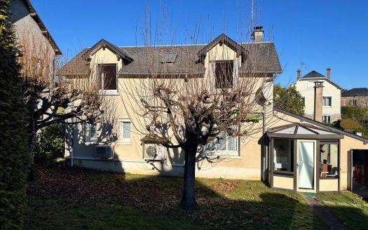 Village house, 3 bedrooms, nice garden, garage. Must see!