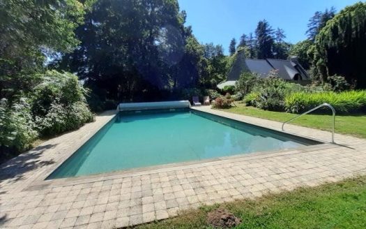 Beautiful authentic property in a hectare of land and a barn