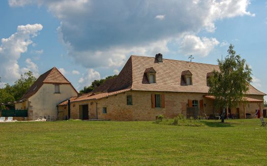 Exceptional stone estate nestled in the heart of 2.2 hectares