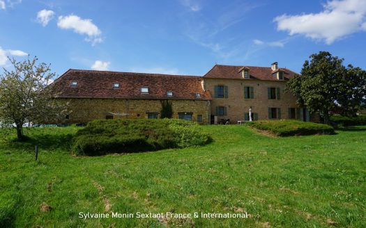 Exceptional stone estate nestled in the heart of 2.2 hectares