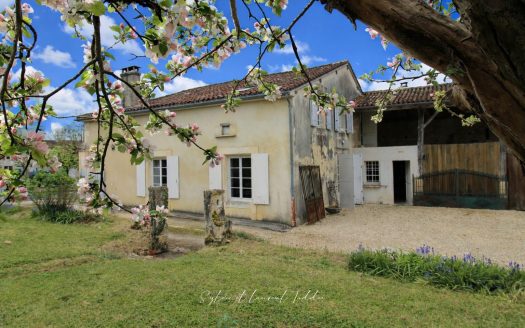 THE DISCREET LUXURY OF STONE… IN A PEACEFUL SETTING