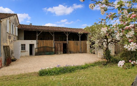 THE DISCREET LUXURY OF STONE… IN A PEACEFUL SETTING