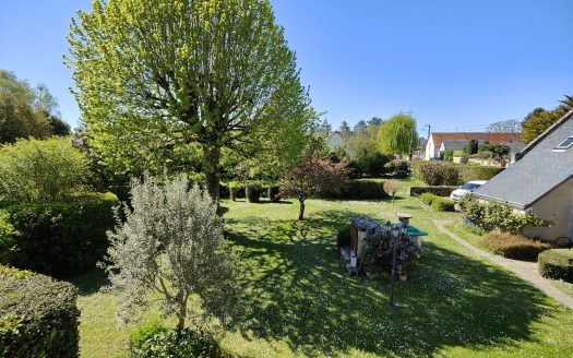 Generous volumes, a peaceful setting and rare potential for this 3/4 bedrooms house