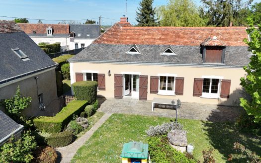 Generous volumes, a peaceful setting and rare potential for this 3/4 bedrooms house