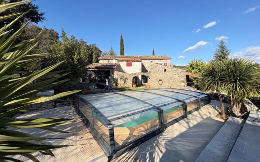 Authentic stone farmhouse in the heart of an exceptional natural setting