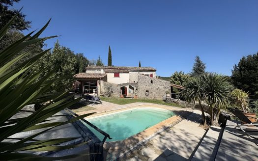 Authentic stone farmhouse in the heart of an exceptional natural setting