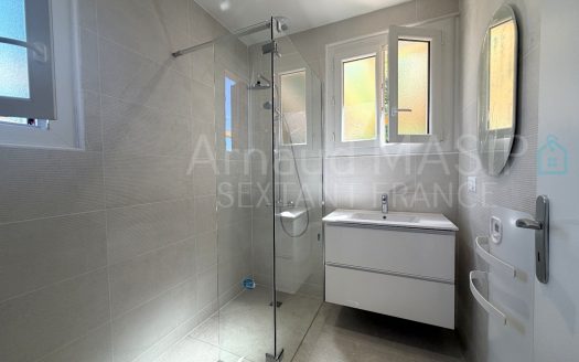 RECENTLY RENOVATED 2-BED HOUSE WITH ATTRACTIVE GARDEN, TERRACE, GARAGE & WORKSHOPS