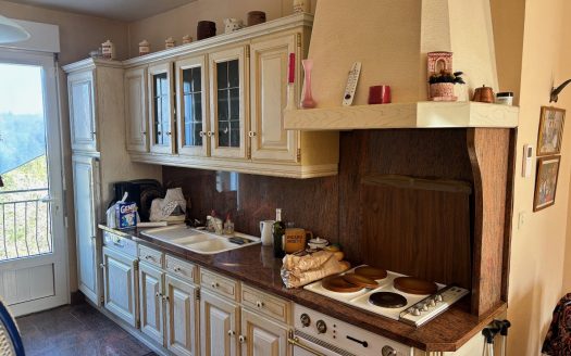 Village house 4/5 bedrooms, Courtyard, amazing views, garage and garden, across the road. 533 sqm