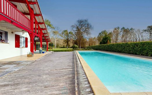 Basque-Style Property with Development Potential – 2,652 sqm Plot & Pool, Biscarrosse