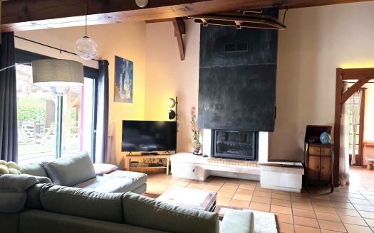 Basque-Style Property with Development Potential – 2,652 sqm Plot & Pool, Biscarrosse