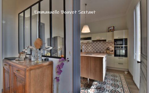 Gorgeous bourgeoise house, close Bergerac, nice spaces, garden, garage, car-port, swimming pool, solarium, access to the river