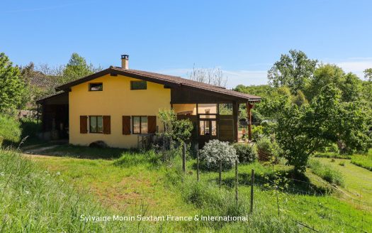 Charming country house, requiring no work, with landscaped garden and unobstructed views