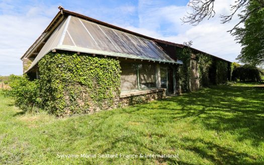 Large 5-bedroom family home offering superb living spaces and an exceptional outbuilding in a privileged setting.
