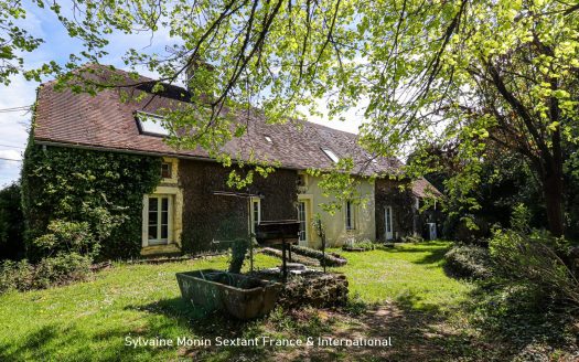 Large 5-bedroom family home offering superb living spaces and an exceptional outbuilding in a privileged setting.