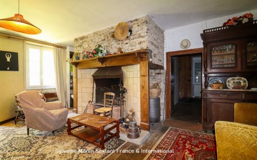 Large 5-bedroom family home offering superb living spaces and an exceptional outbuilding in a privileged setting.