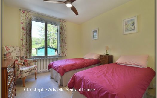 Big périgourdine in a magnificient park by the Dordogne river, 4 bedrooms, guests appartement