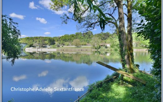 Big périgourdine in a magnificient park by the Dordogne river, 4 bedrooms, guests appartement