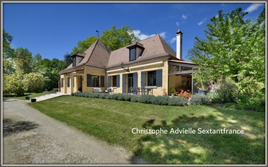 Big périgourdine in a magnificient park by the Dordogne river, 4 bedrooms, guests appartement