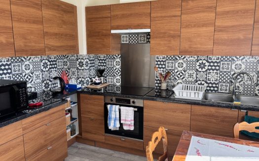 House with 3 bedrooms, Large basement, No work to do. Nice garden 573 sqm