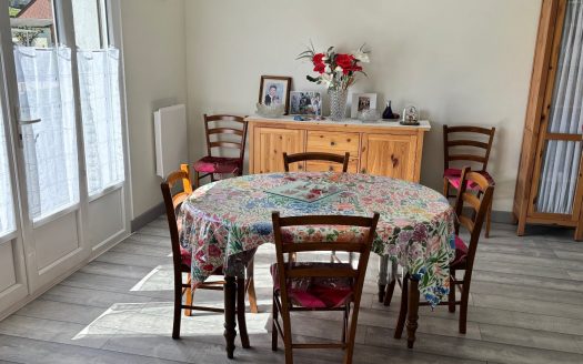 House with 3 bedrooms, Large basement, No work to do. Nice garden 573 sqm