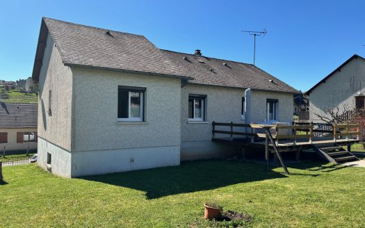 House with 3 bedrooms, Large basement, No work to do. Nice garden 573 sqm