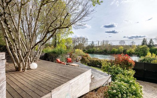 Loft-style living on the banks of the Seine
