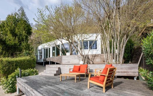 Loft-style living on the banks of the Seine